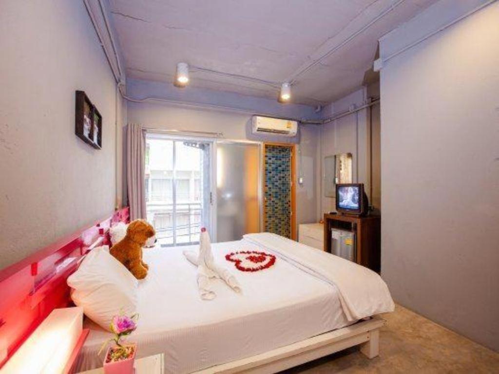 Oyo 292 The Oddy Hip Hotel Patong Екстер'єр фото
