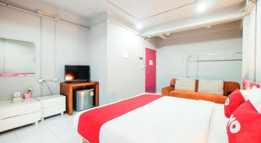 Oyo 292 The Oddy Hip Hotel Patong Екстер'єр фото