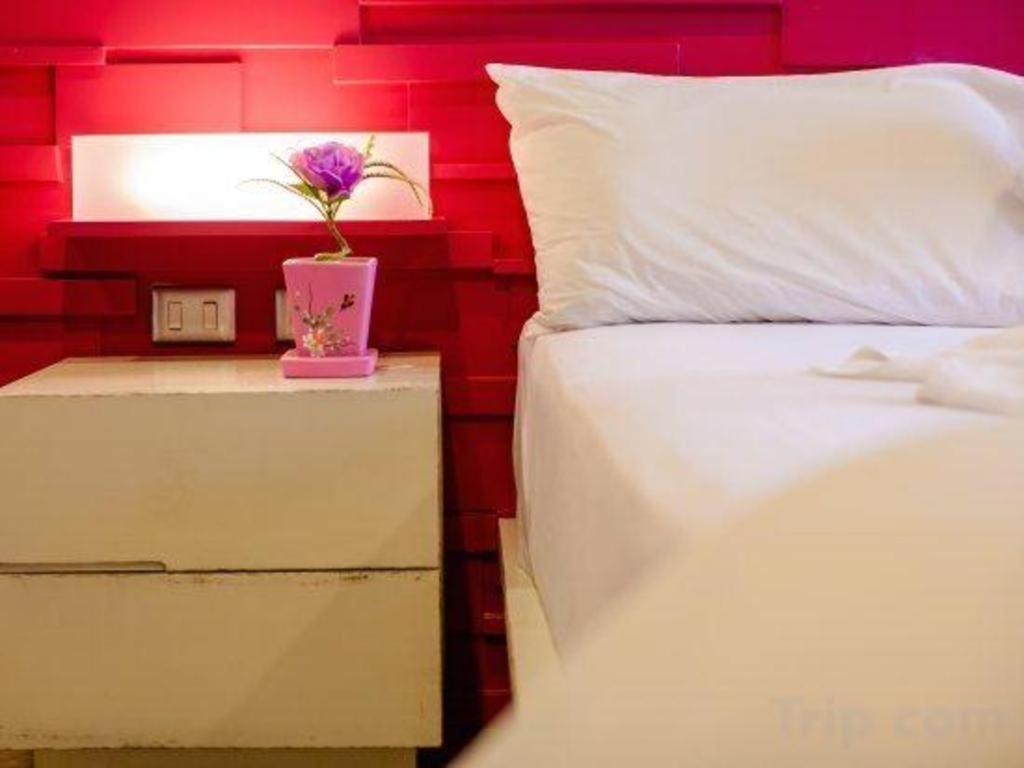 Oyo 292 The Oddy Hip Hotel Patong Екстер'єр фото