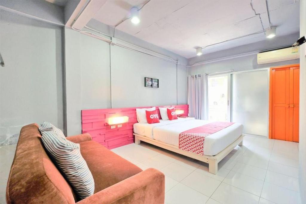 Oyo 292 The Oddy Hip Hotel Patong Екстер'єр фото