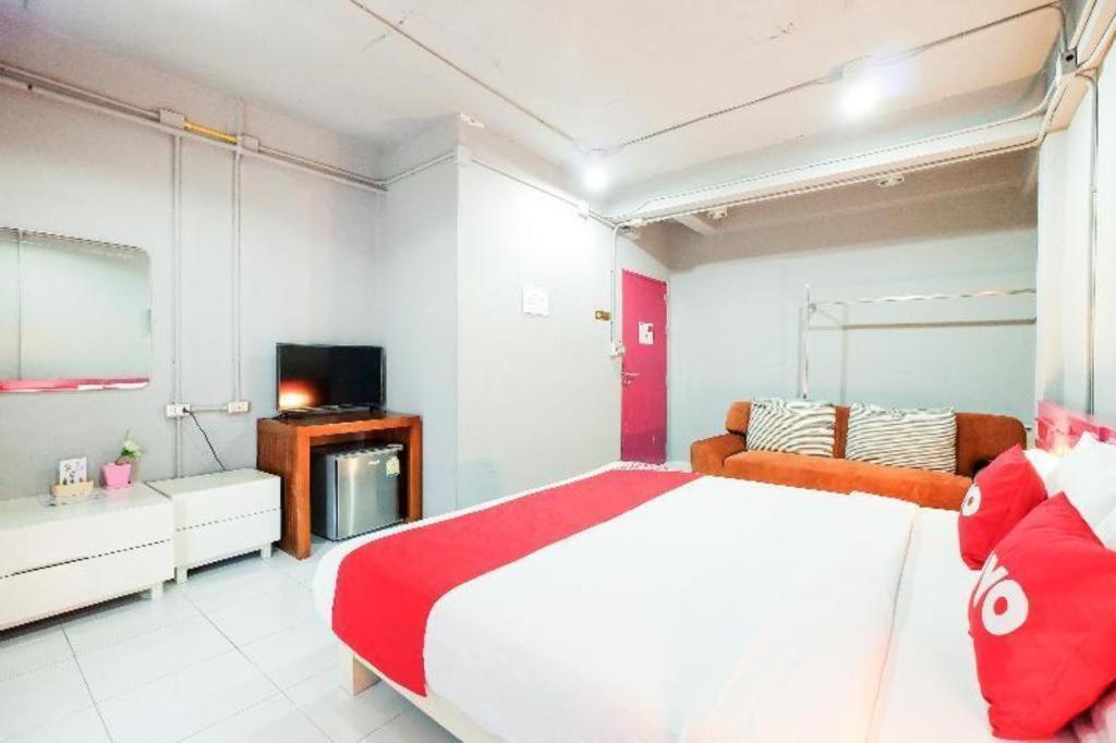 Oyo 292 The Oddy Hip Hotel Patong Екстер'єр фото